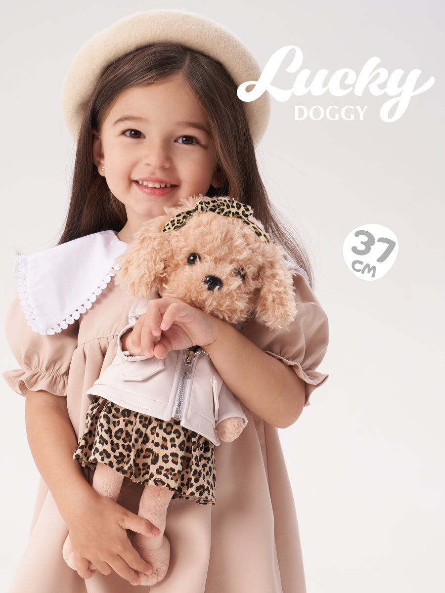 Lucky Fendi în Ținută Elegantă – Căţeluşă de Pluş Premium Lucky Doggy