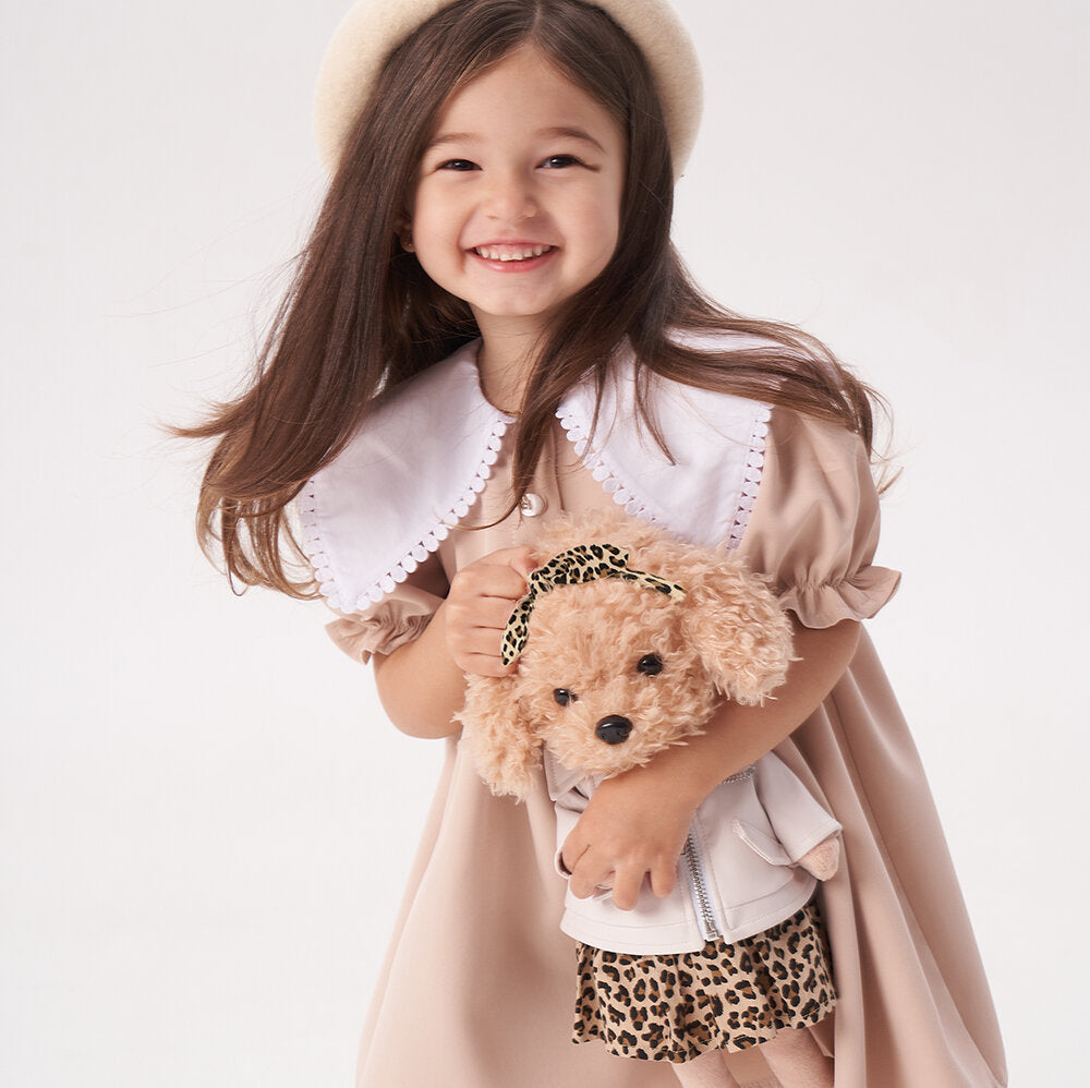 Lucky Fendi în Ținută Elegantă – Căţeluşă de Pluş Premium Lucky Doggy