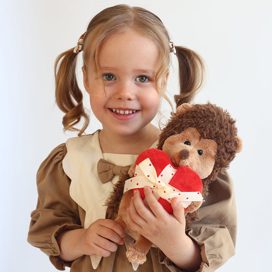 Life – Fluffy Ariciul pufos cu Inimioară, în cutie de colorat tip căsuță (25 cm)