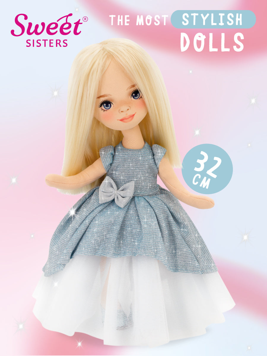 Mia în Rochie Albastru Deschis – Păpușă de Pluș Premium Sweet Sisters (32 cm)