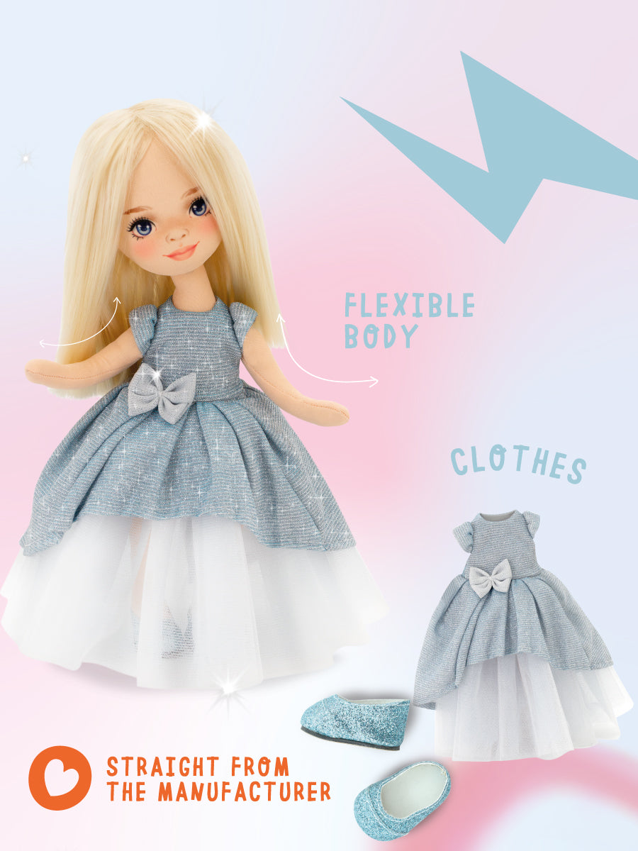 Mia în Rochie Albastru Deschis – Păpușă de Pluș Premium Sweet Sisters (32 cm)