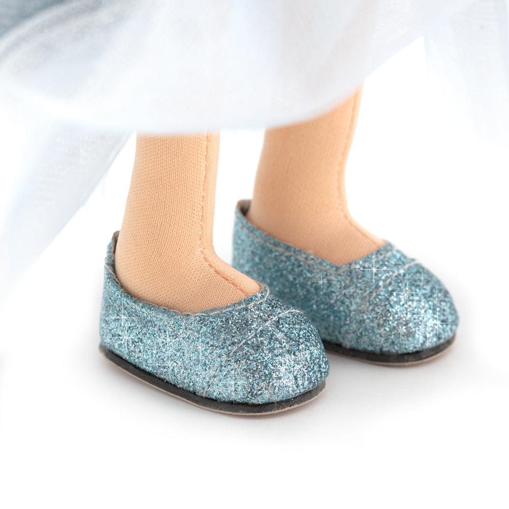 Mia în Rochie Albastru Deschis – Păpușă de Pluș Premium Sweet Sisters (32 cm)