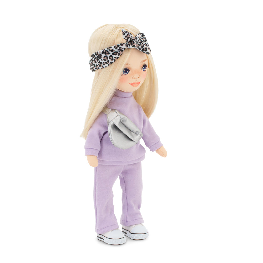 Mia într-un trening violet – Păpușă de Pluș Premium Sweet Sisters (32 cm)