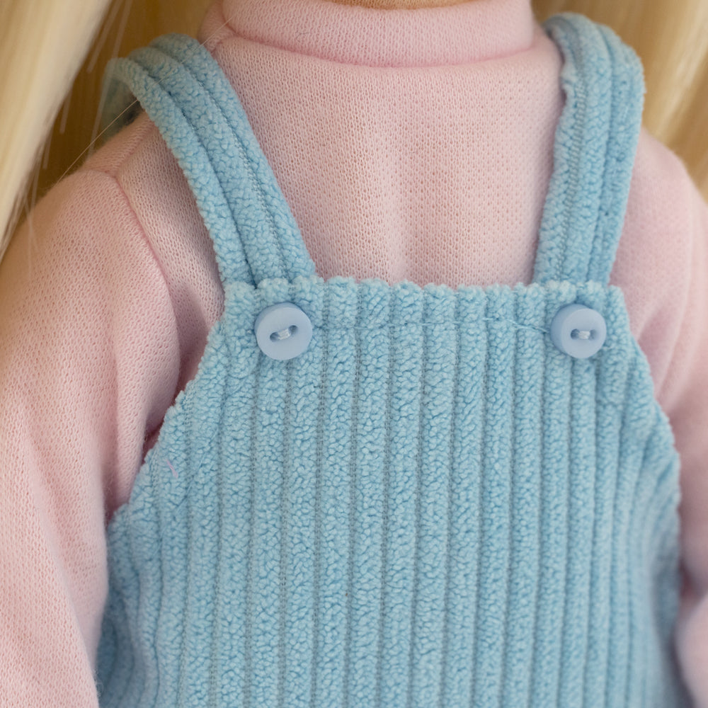 Mia în Rochie de Vară Albastră – Păpușă de Pluș Premium Sweet Sisters (32 cm)