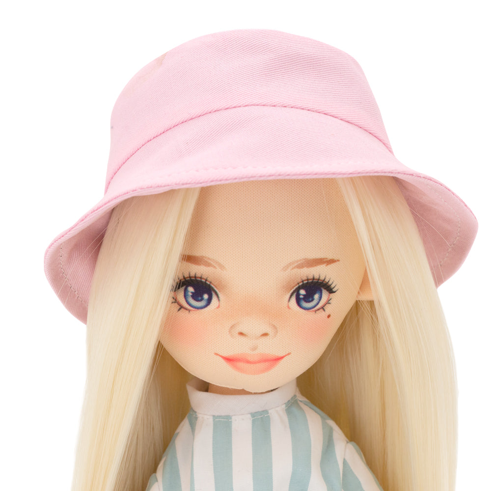 Mia în Salopetă în Dungi – Păpușă de Pluș Premium Sweet Sisters (32 cm)