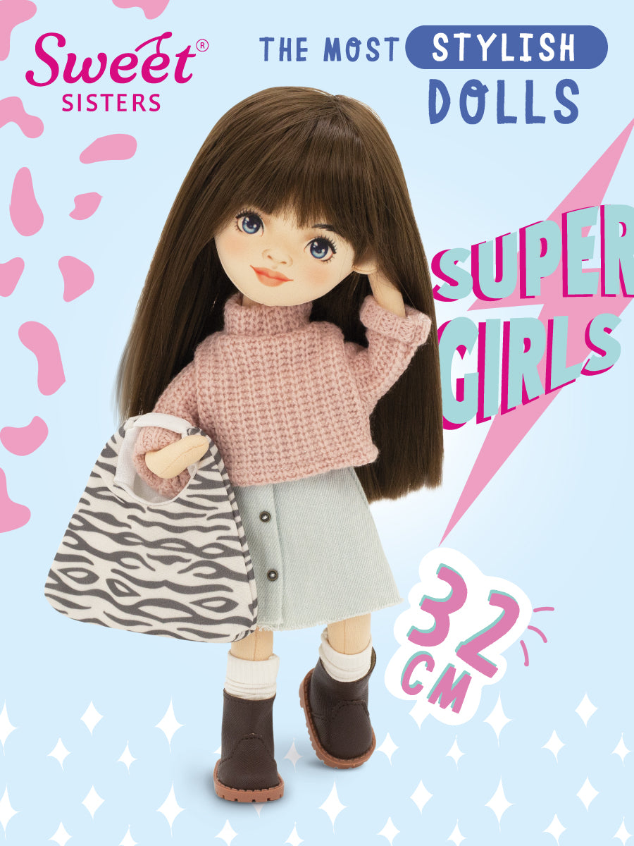 Sophie într-o fustă de denim – Păpușă de Pluș Premium Sweet Sisters (32 cm)