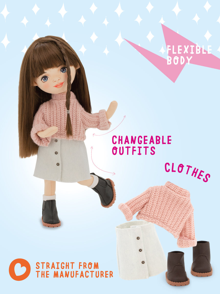 Sophie într-o fustă de denim – Păpușă de Pluș Premium Sweet Sisters (32 cm)