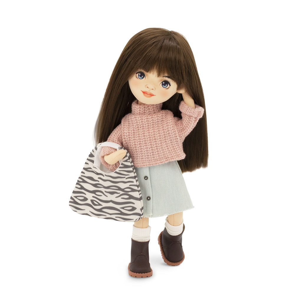 Sophie într-o fustă de denim – Păpușă de Pluș Premium Sweet Sisters (32 cm)