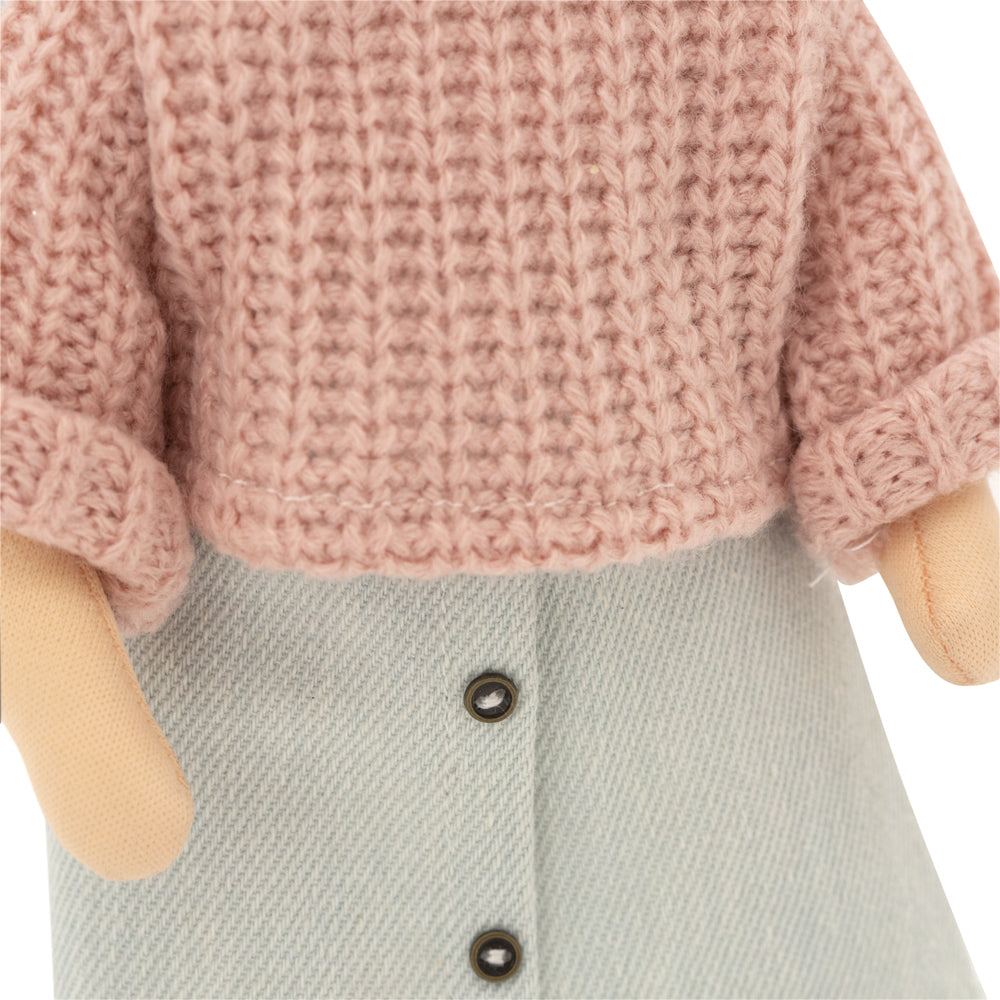 Sophie într-o fustă de denim – Păpușă de Pluș Premium Sweet Sisters (32 cm)