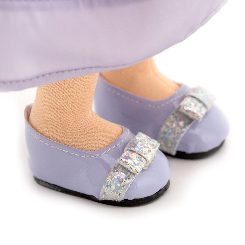 Lilu într-o rochie mov – Păpușă de Pluș Premium Sweet Sisters (32 cm)