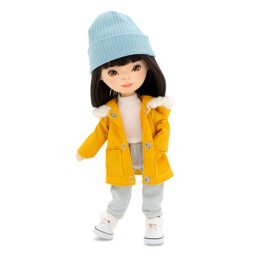 Lilu în Parka galben muștar – Păpușă de Pluș Premium Sweet Sisters (32 cm)