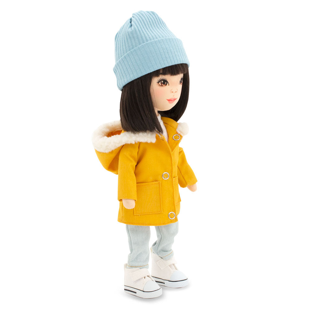 Lilu în Parka galben muștar – Păpușă de Pluș Premium Sweet Sisters (32 cm)