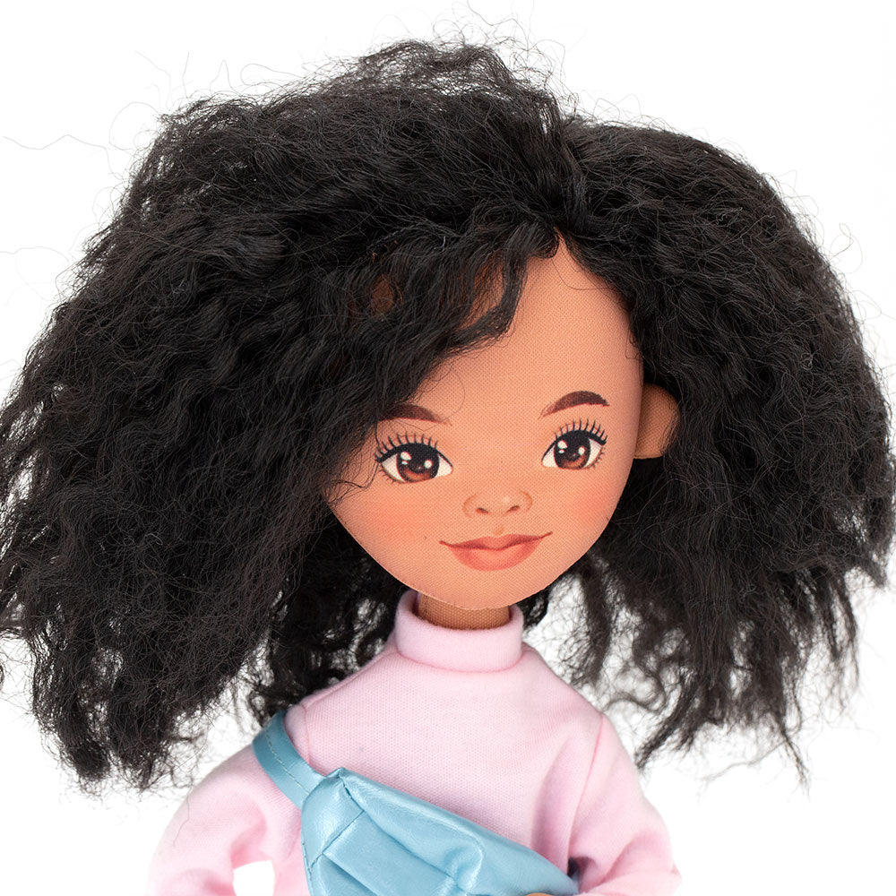 Tina într-un trening roz – Păpușă de Pluș Premium Sweet Sisters (32 cm)