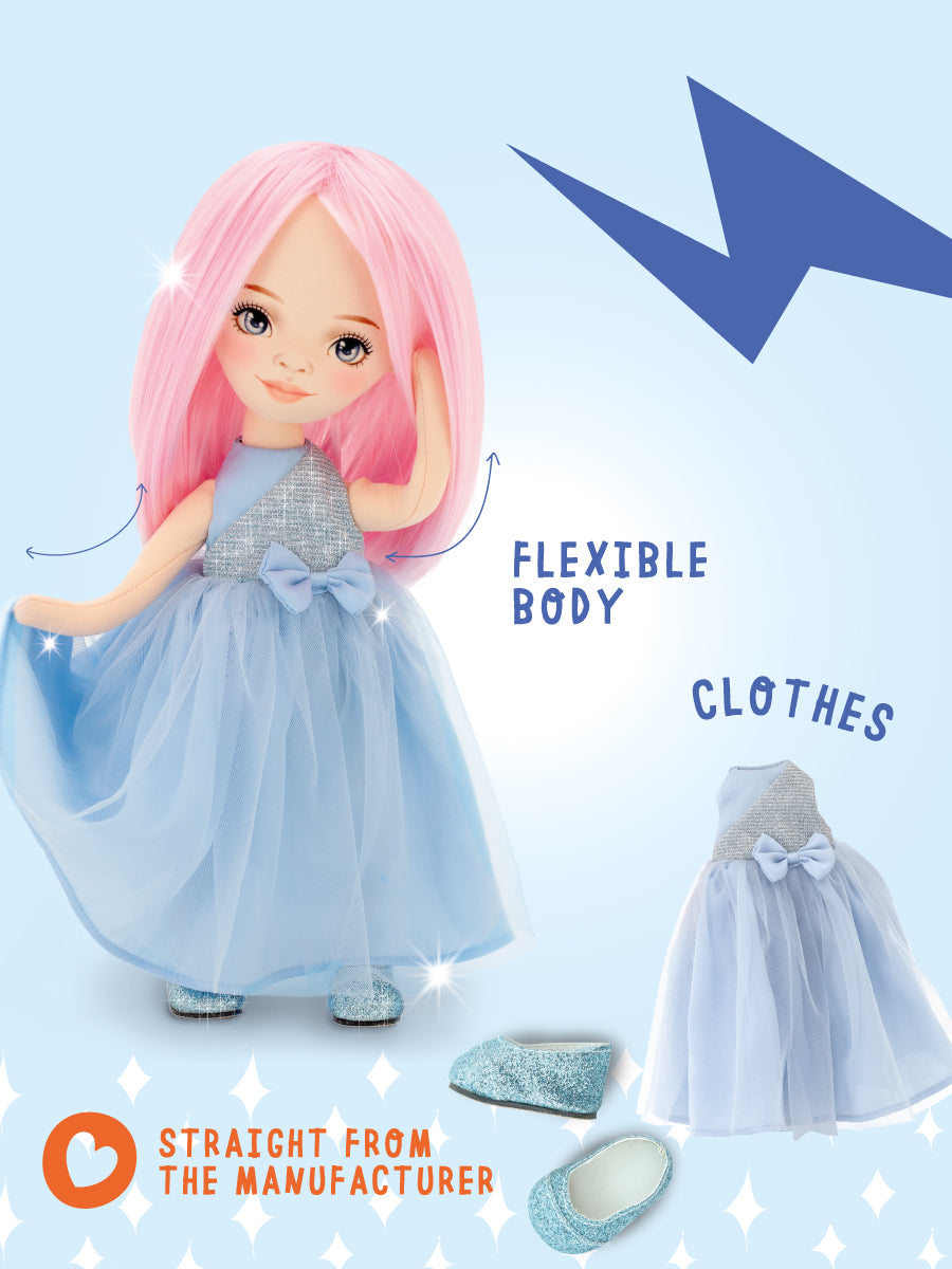 Billie într-o rochie albastră de satin – Păpușă de Pluș Premium Sweet Sisters (32 cm)