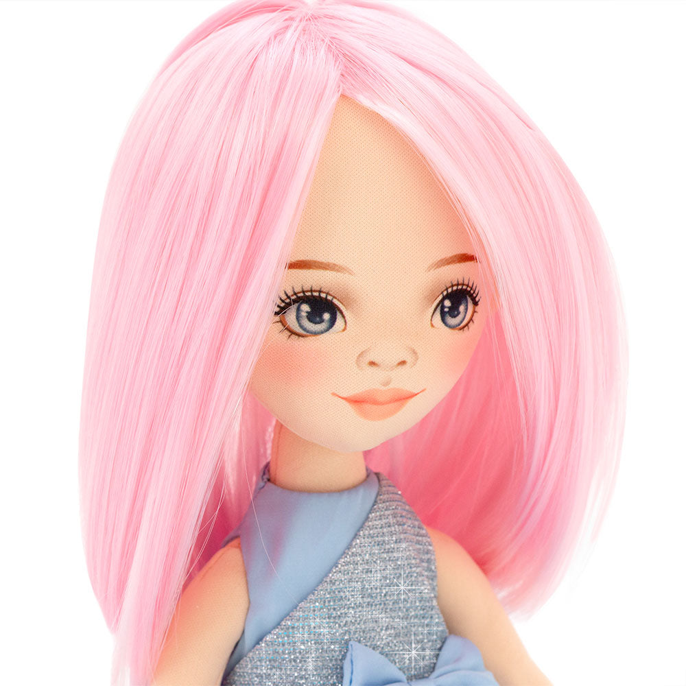 Billie într-o rochie albastră de satin – Păpușă de Pluș Premium Sweet Sisters (32 cm)