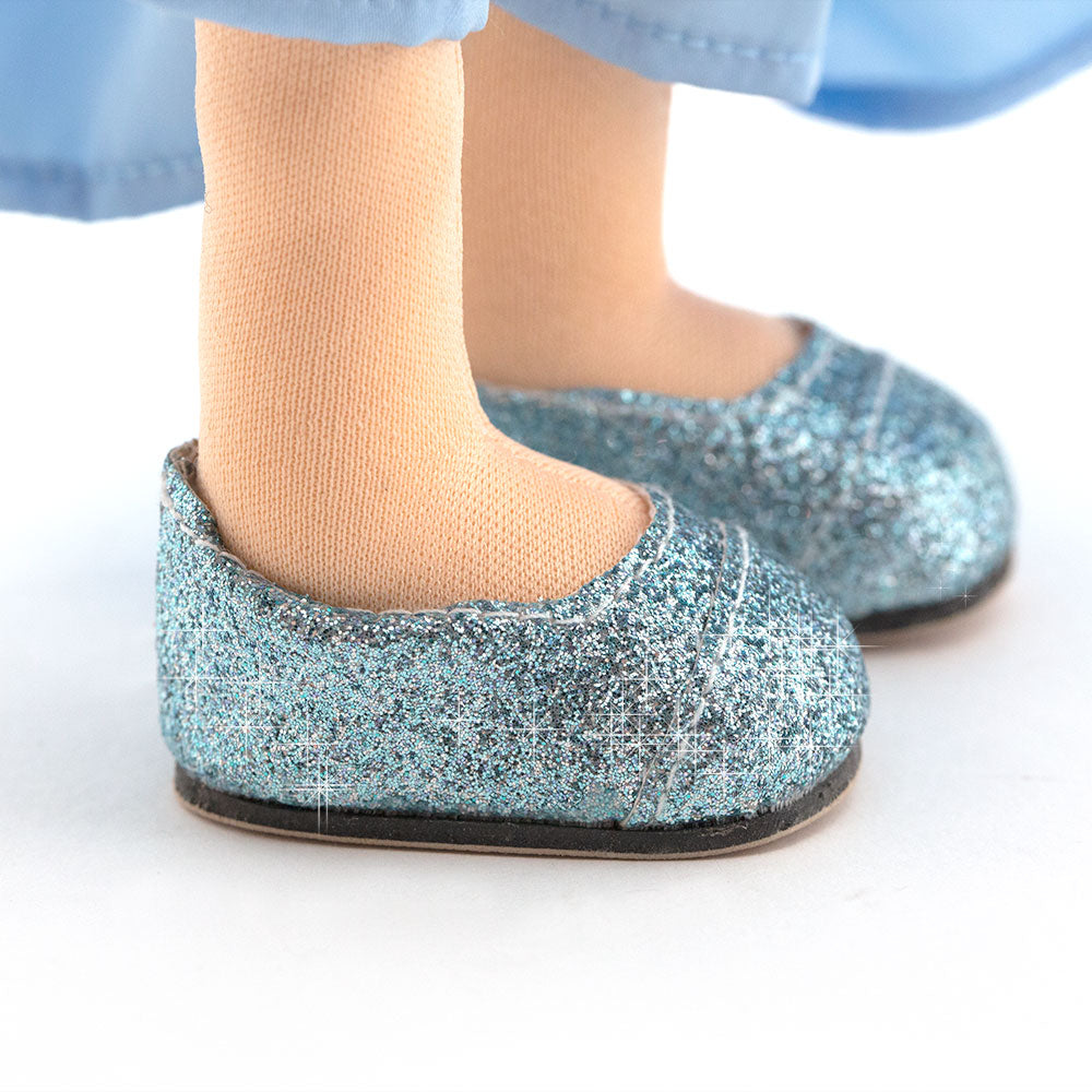 Billie într-o rochie albastră de satin – Păpușă de Pluș Premium Sweet Sisters (32 cm)