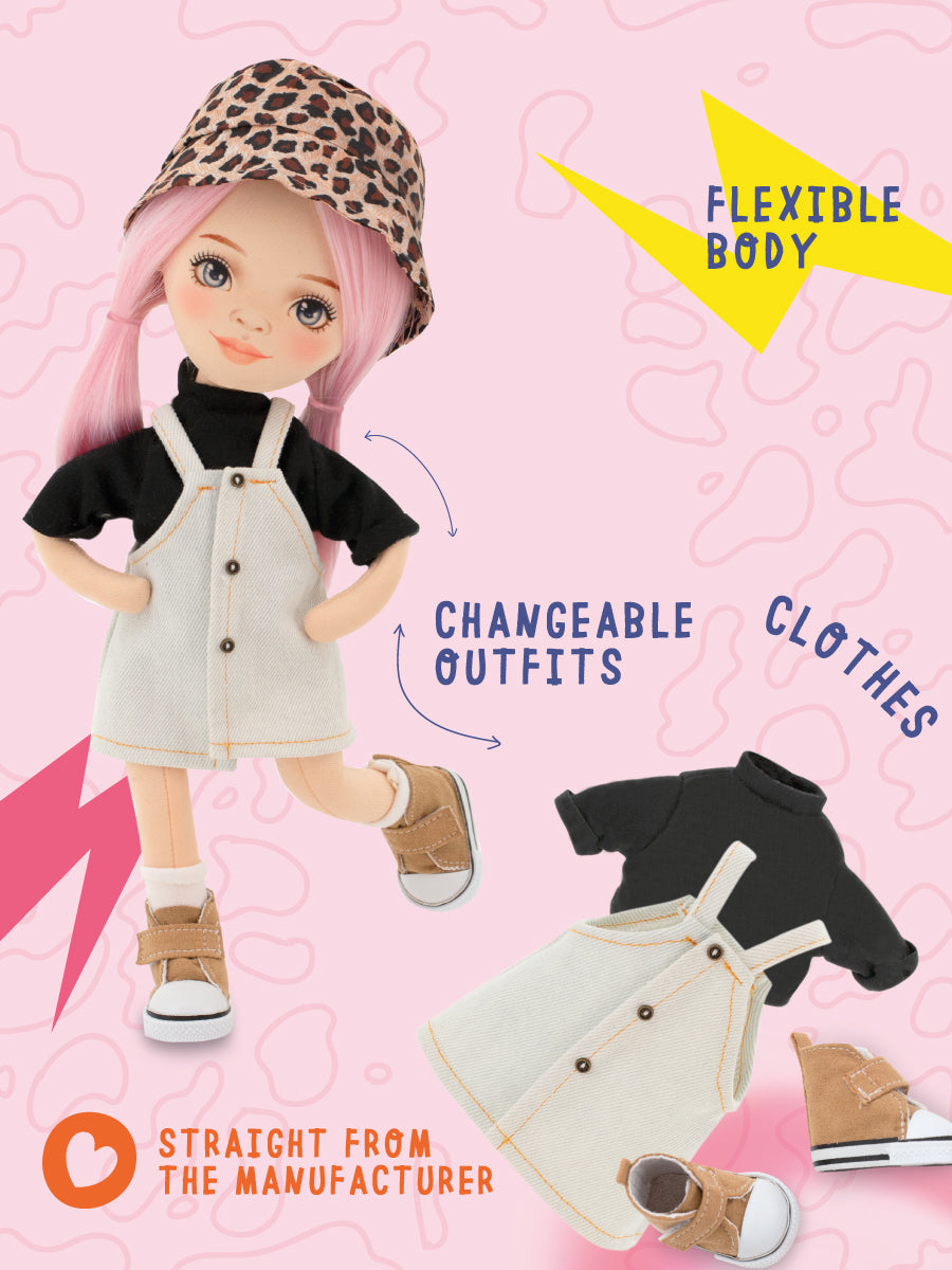 Billie în Rochie de Blugi – Păpușă de Pluș Premium Sweet Sisters (32 cm)