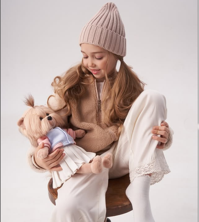 Lucky Yoyo în Plimbare de Seară – Căţeluşă de Pluş Premium Lucky Doggy