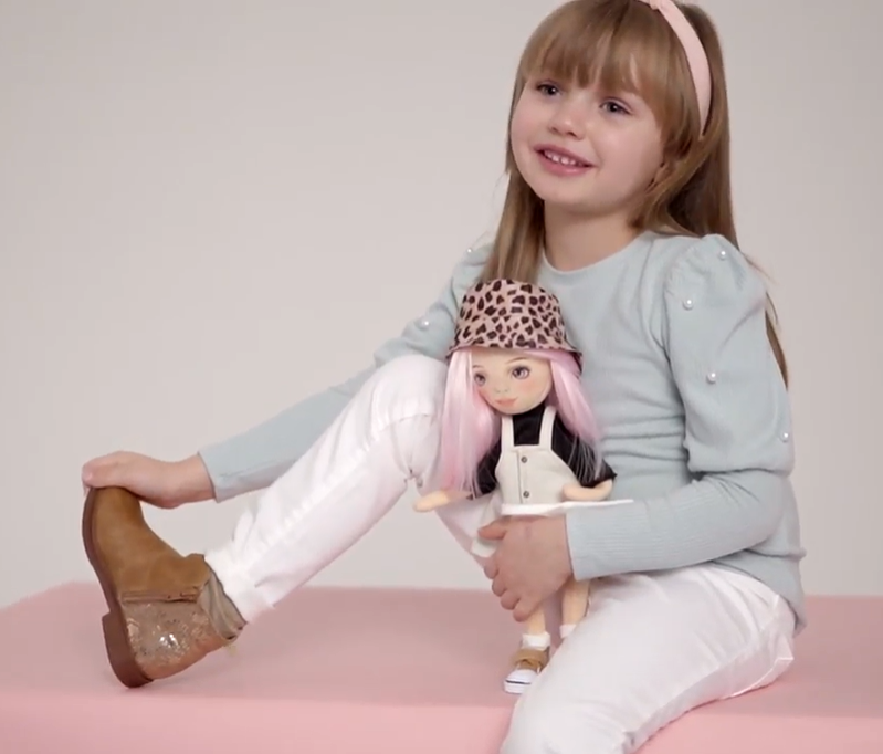 Billie în Rochie de Blugi – Păpușă de Pluș Premium Sweet Sisters (32 cm)