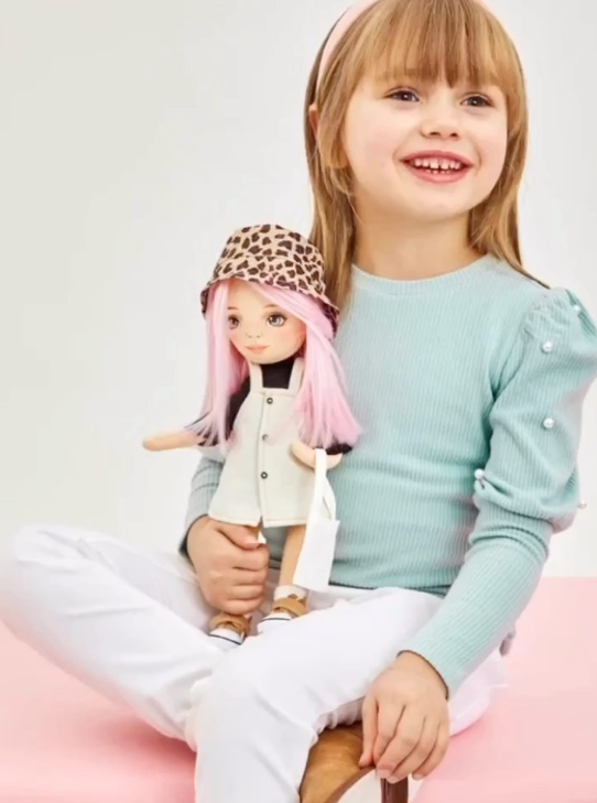 Billie în Rochie de Blugi – Păpușă de Pluș Premium Sweet Sisters (32 cm)