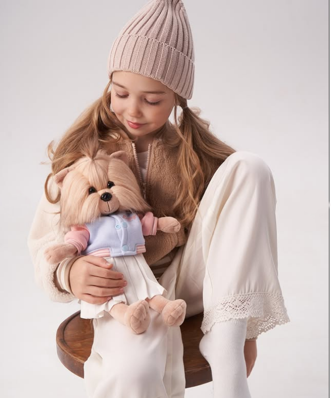 Lucky Yoyo în Plimbare de Seară – Căţeluşă de Pluş Premium Lucky Doggy