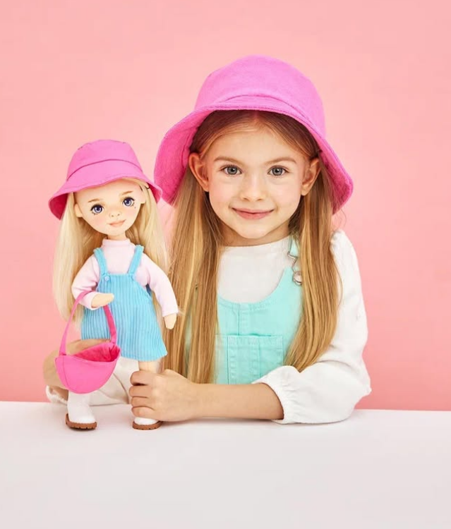 Mia în Rochie de Vară Albastră – Păpușă de Pluș Premium Sweet Sisters (32 cm)