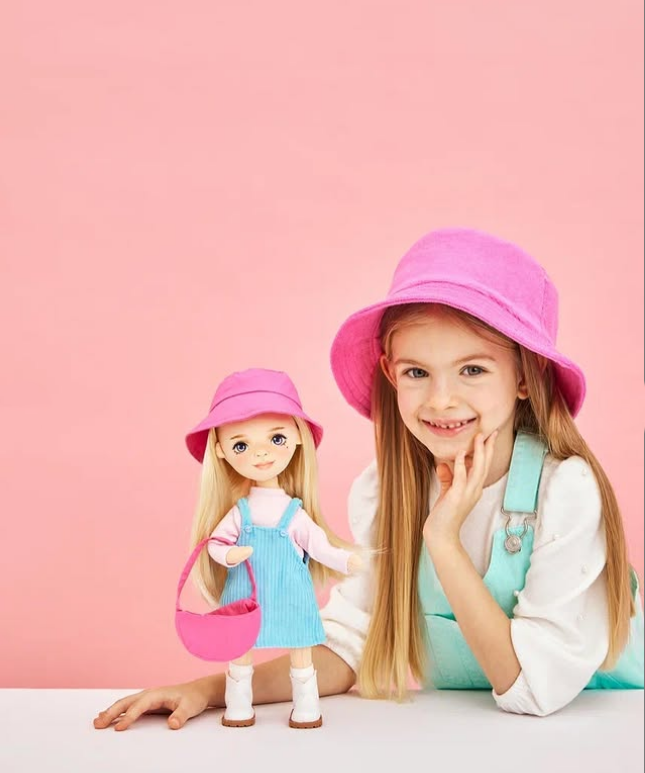 Mia în Rochie de Vară Albastră – Păpușă de Pluș Premium Sweet Sisters (32 cm)