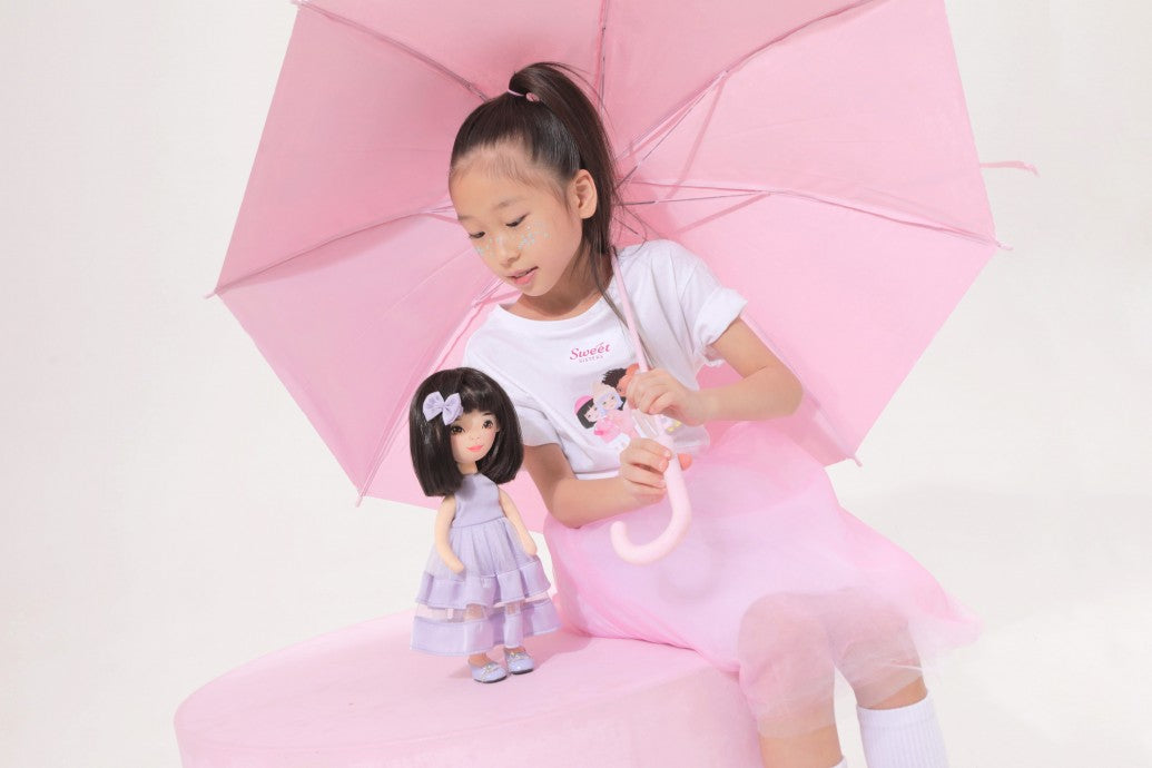 Lilu într-o rochie mov – Păpușă de Pluș Premium Sweet Sisters (32 cm)