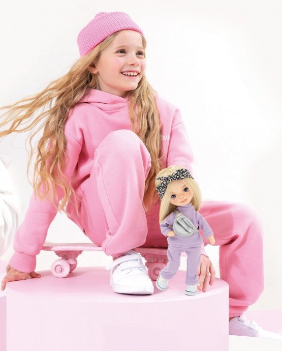 Mia într-un trening violet – Păpușă de Pluș Premium Sweet Sisters (32 cm)