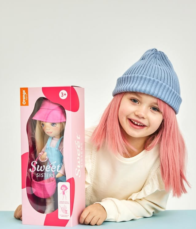 Mia în Rochie de Vară Albastră – Păpușă de Pluș Premium Sweet Sisters (32 cm)