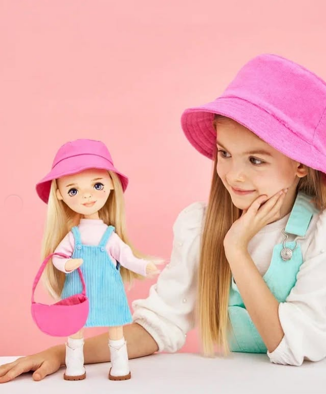 Mia în Rochie de Vară Albastră – Păpușă de Pluș Premium Sweet Sisters (32 cm)