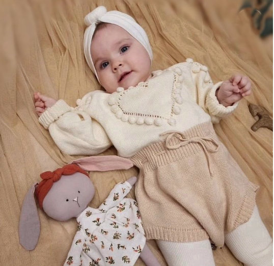 Lucy – Iepuraș de Pluș Premium în rochiță Cotti Motti (30 cm)