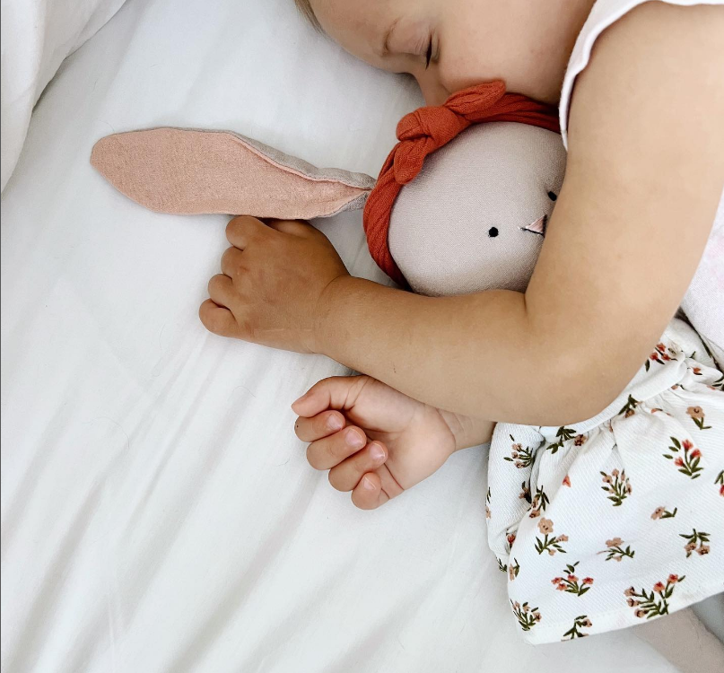 Lucy – Iepuraș de Pluș Premium în rochiță Cotti Motti (30 cm)