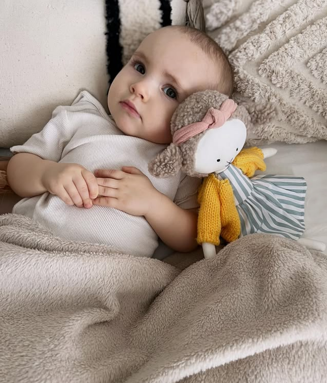 Zoe – Oița Premium de Pluș Cotti Motti (30 cm)