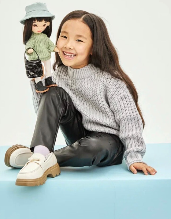 Lilu în Pulover Verde – Păpușă de Pluș Premium Sweet Sisters (32 cm)