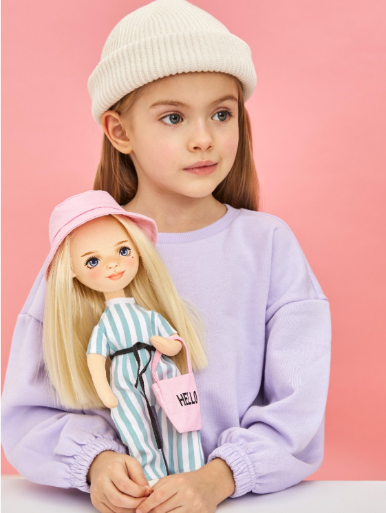 Mia în Salopetă în Dungi – Păpușă de Pluș Premium Sweet Sisters (32 cm)