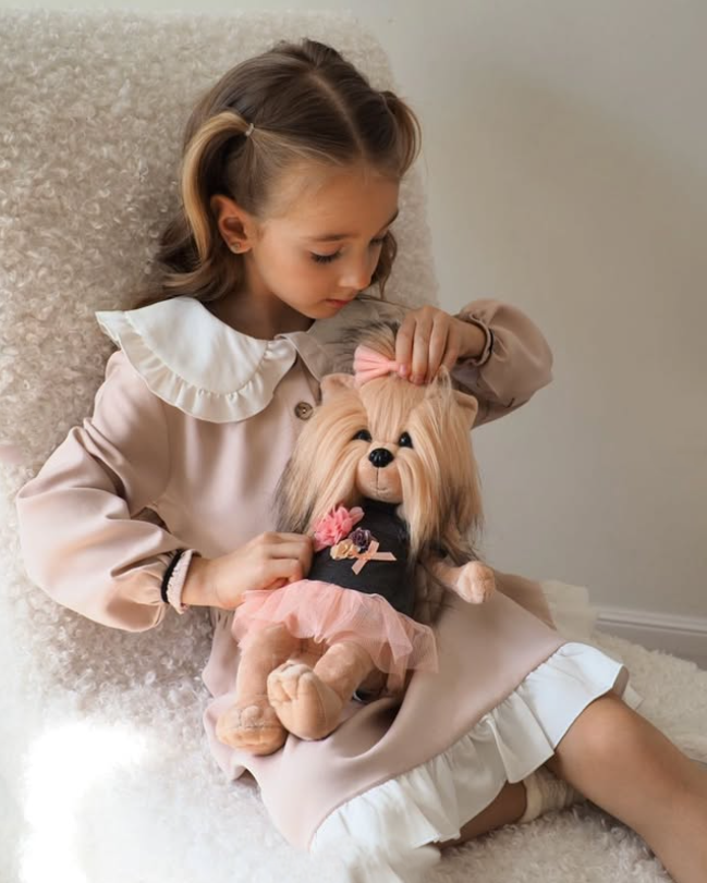 Lucky Yoyo Tea Rose – Căţeluşă de Pluş Premium Lucky Doggy