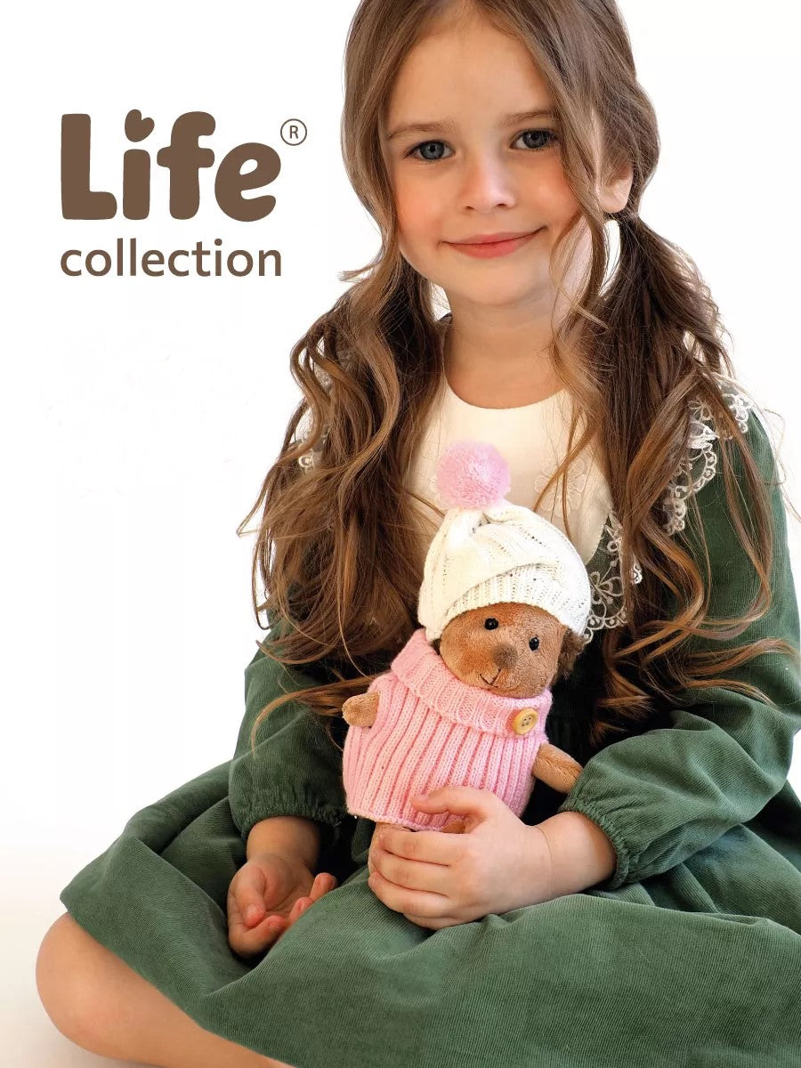 Life – Fluffy Ariciul pufos cu căciuliță albă cu roz, în cutie de colorat tip căsuță (18 cm)