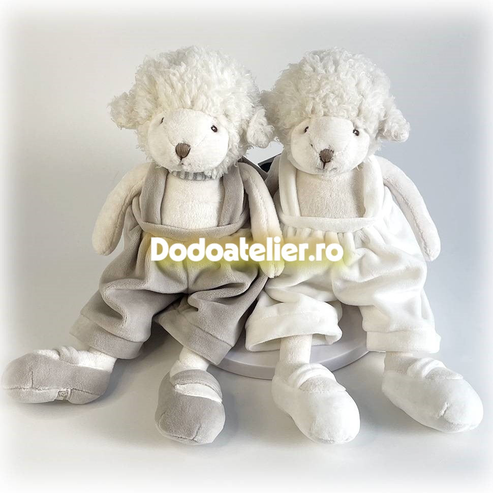 Mack – Oița de Pluș Premium 30 cm în CUTIE CADOU