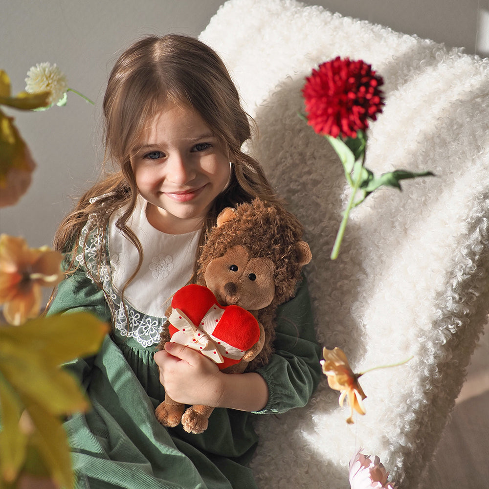 Life – Fluffy Ariciul pufos cu Inimioară, în cutie de colorat tip căsuță (25 cm)