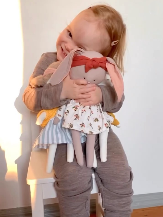 Lucy – Iepuraș de Pluș Premium în rochiță Cotti Motti (30 cm)