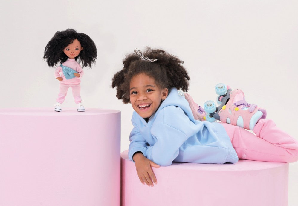 Tina într-un trening roz – Păpușă de Pluș Premium Sweet Sisters (32 cm)