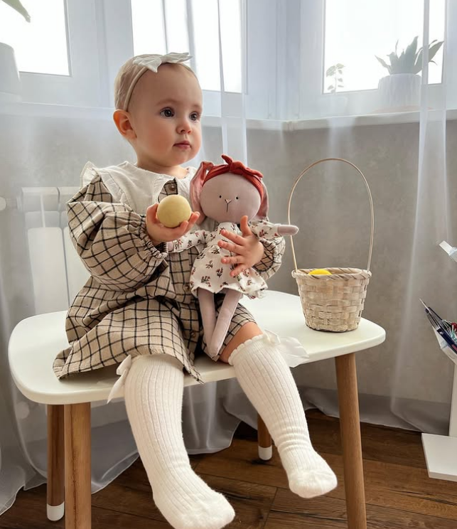 Lucy – Iepuraș de Pluș Premium în rochiță Cotti Motti (30 cm)