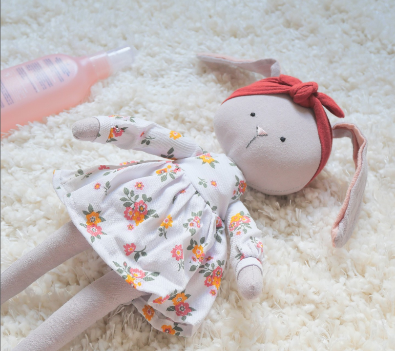 Lucy – Iepuraș de Pluș Premium în rochiță Cotti Motti (30 cm)