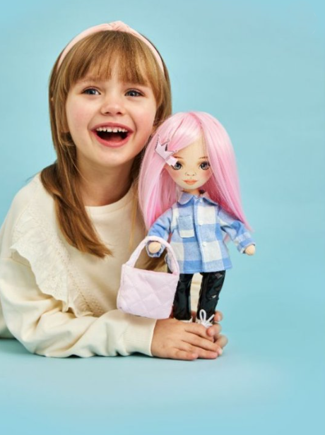 Billie într-o Cămașă în Carouri – Păpușă de Pluș Premium Sweet Sisters (32 cm)