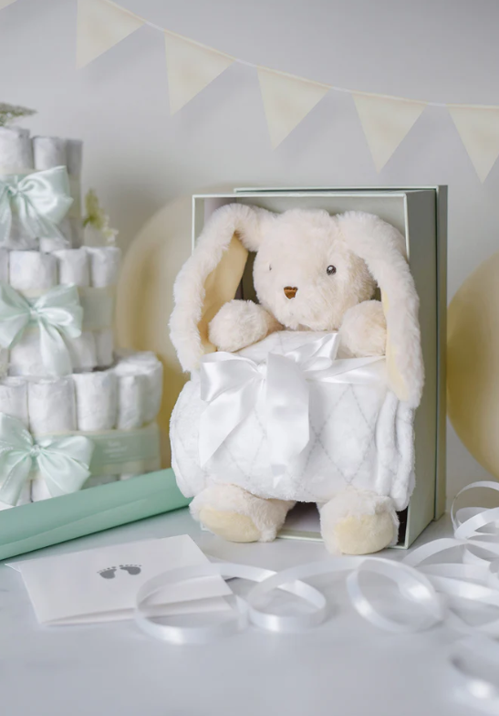 Svea Iepurașul Premium cu Păturică în Cutie Cadou, 30 cm, Teddykompaniet