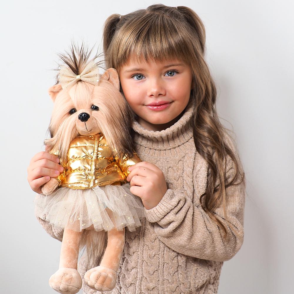 Lucky Yoyo cu Geacă Aurie – Căţeluşă de Pluş Premium Lucky Doggy