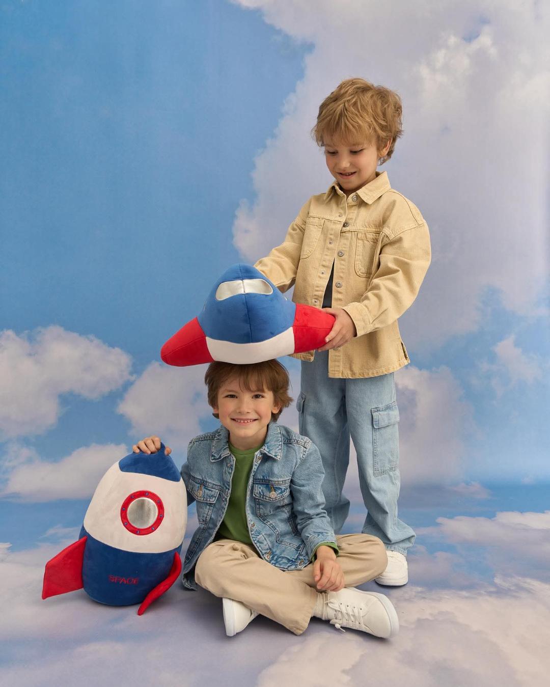 Relax - Rachetă – Perna-Jucărie de Pluș pentru Copii & Bebeluși (35 cm) Orange Toys