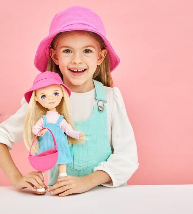 Mia în Rochie de Vară Albastră – Păpușă de Pluș Premium Sweet Sisters (32 cm)