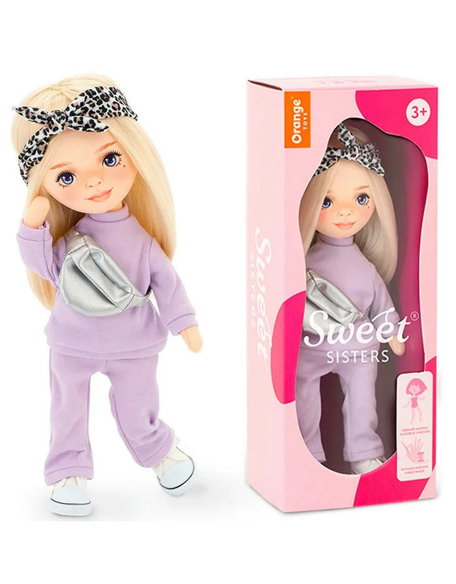 Mia într-un trening violet – Păpușă de Pluș Premium Sweet Sisters (32 cm)